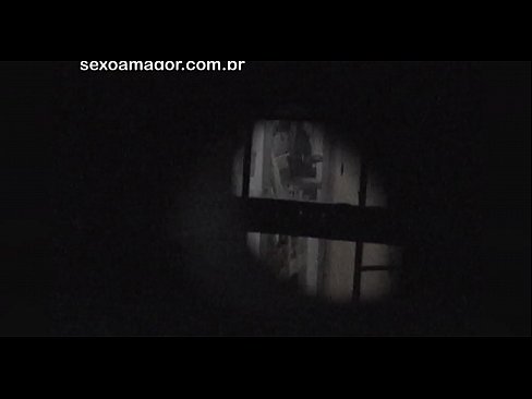 ❤️ Lourinho é secretamente filmado por um voyeur de bairro escondido atrás de tijolos ocos Porno vk em nós