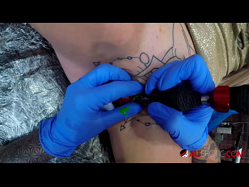 ❤️ Extremamente tatuada, a brasa Sully Savage fez uma tatuagem em seu clítoris Porno vk em nós